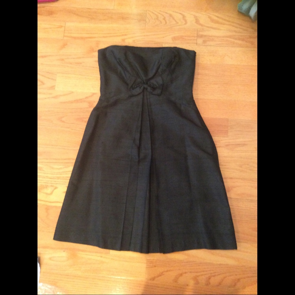 Beautiful strapless dress.